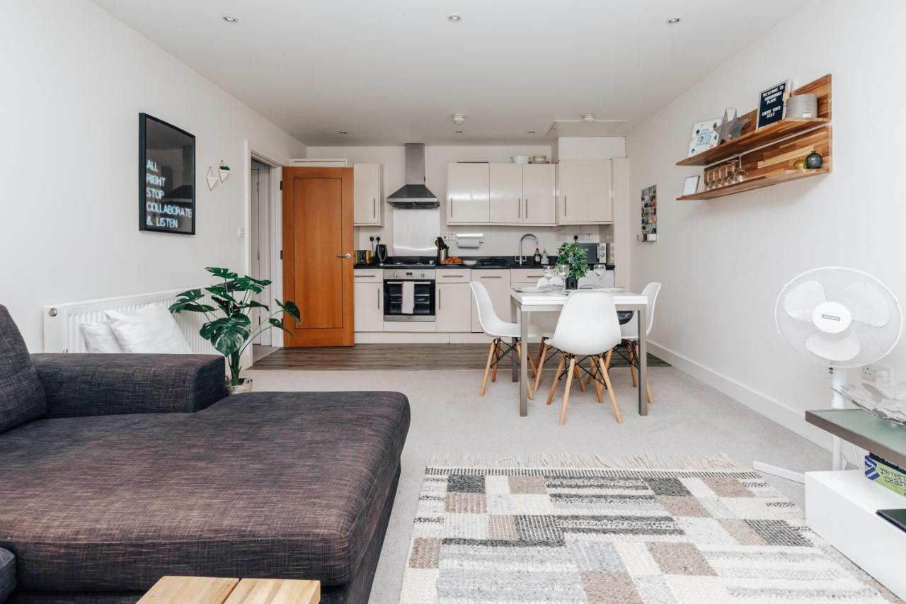 Central Modern Flat For 4-6 & Dedicated Parking Henley-on-Thames Kültér fotó